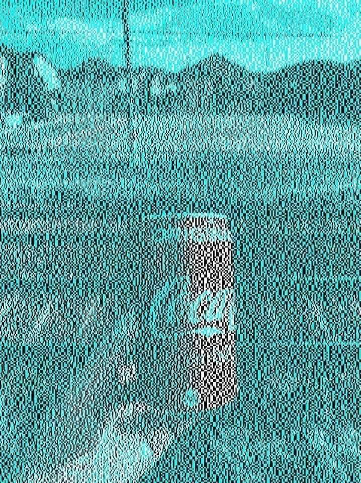 verpixeltes Bild einer Cola-Dose, die Dose wirkt rot, das Bild enthält KEIN rot.